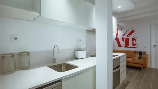 Rooms in Barcelona Ciutat Vella - photo 8