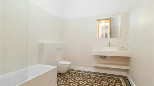 Rooms in Barcelona Ciutat Vella - photo 8