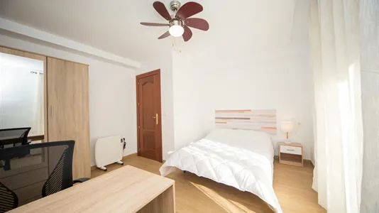 Rooms in Granada - photo 2