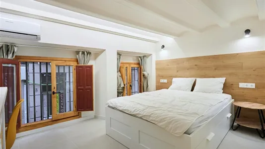 Rooms in Barcelona Ciutat Vella - photo 1