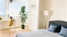 Room for rent, Milano Zona 6 - Barona, Lorenteggio, Milan, Viale Coni Zugna, Italy