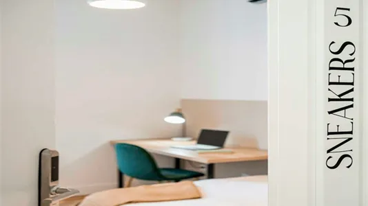 Rooms in Madrid Centro - photo 8