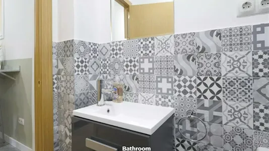 Rooms in Barcelona Ciutat Vella - photo 10