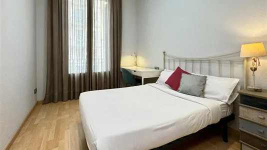 Rooms in Barcelona Eixample - photo 2