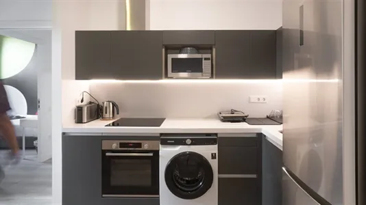 Rooms in Barcelona Ciutat Vella - photo 5