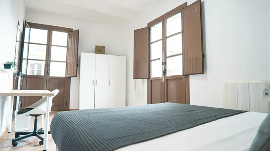 Rooms in Barcelona Ciutat Vella - photo 4