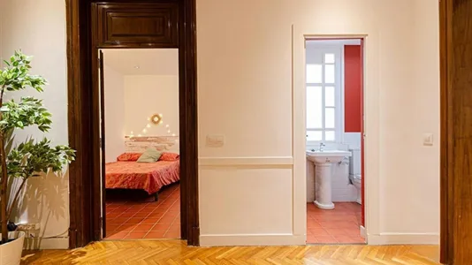 Rooms in Barcelona Ciutat Vella - photo 10
