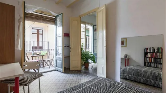 Rooms in Barcelona Ciutat Vella - photo 2