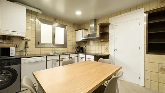 Rooms in Barcelona Ciutat Vella - photo 8