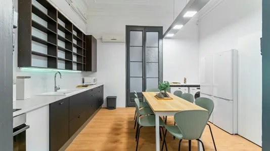 Rooms in Barcelona Ciutat Vella - photo 8