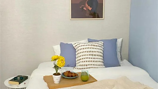 Rooms in Barcelona Eixample - photo 8