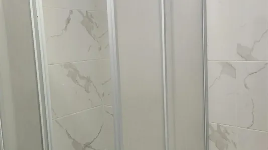 Rooms in Oviedo - photo 5