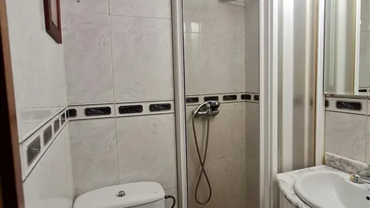 Rooms in El Encinar de los Reyes - photo 8
