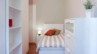 Room for rent in Milano Zona 6 - Barona, Lorenteggio, Milan
