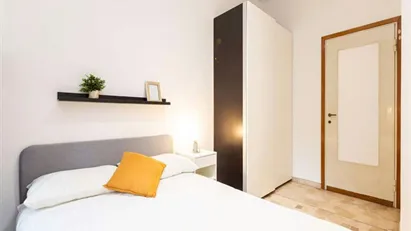 Room for rent in Milano Zona 6 - Barona, Lorenteggio, Milan