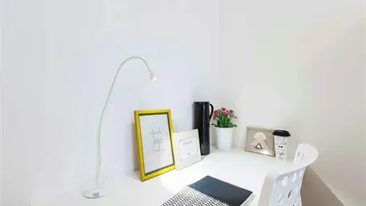 Room for rent in Milano Zona 6 - Barona, Lorenteggio, Milan