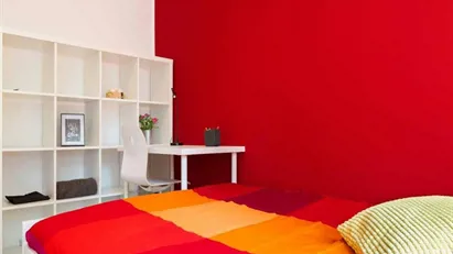 Room for rent in Milano Zona 6 - Barona, Lorenteggio, Milan