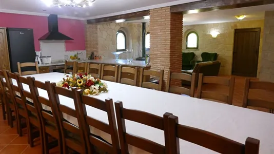 Rooms in Castellanos de Villiquera - photo 4