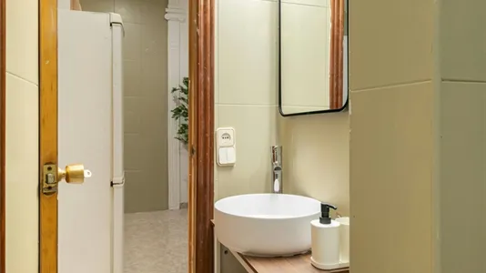 Rooms in Barcelona Ciutat Vella - photo 8