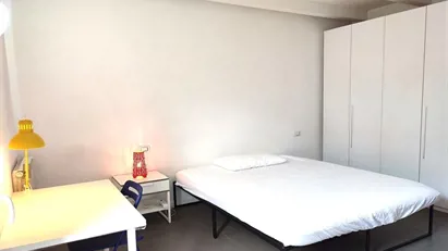 Room for rent in Roma Municipio VI – Roma Delle Torri, Rome