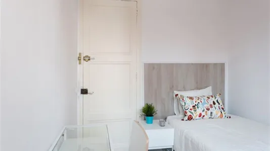 Rooms in Barcelona Ciutat Vella - photo 9