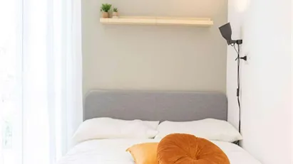 Room for rent in Milano Zona 6 - Barona, Lorenteggio, Milan