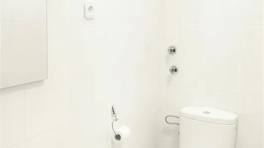 Rooms in Barcelona Ciutat Vella - photo 7