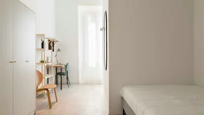 Room for rent in Milano Zona 6 - Barona, Lorenteggio, Milan
