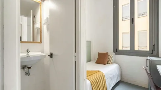 Rooms in Madrid Centro - photo 8