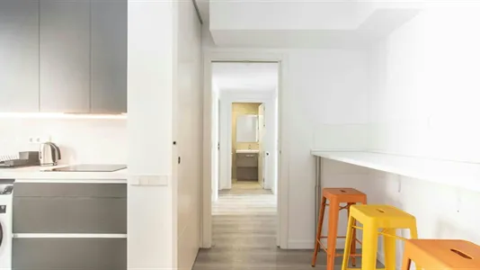 Rooms in Barcelona Ciutat Vella - photo 9