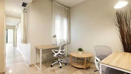 Rooms in Barcelona Ciutat Vella - photo 10
