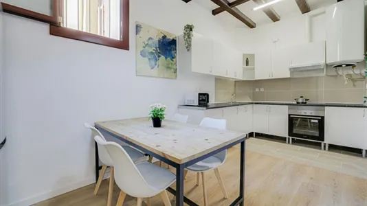 Rooms in Barcelona Ciutat Vella - photo 6