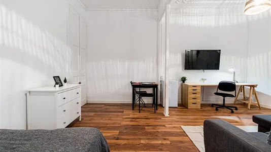 Rooms in Barcelona Ciutat Vella - photo 9