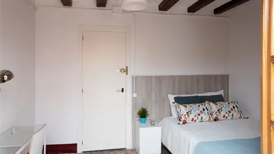 Rooms in Barcelona Ciutat Vella - photo 9