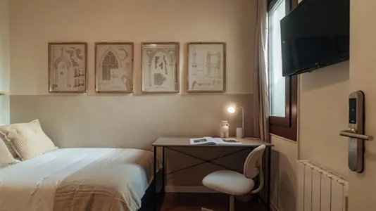 Rooms in Barcelona Ciutat Vella - photo 2