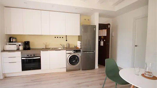 Rooms in Barcelona Ciutat Vella - photo 8