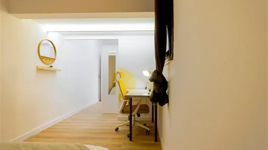 Rooms in Barcelona Ciutat Vella - photo 5