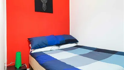 Room for rent in Milano Zona 6 - Barona, Lorenteggio, Milan