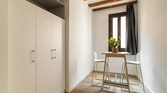 Rooms in Barcelona Ciutat Vella - photo 9