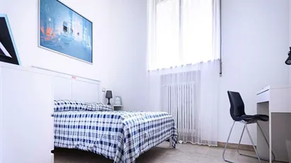 Room for rent in Milano Zona 8 - Fiera, Gallaratese, Quarto Oggiaro, Milan