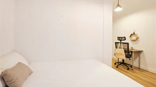 Rooms in Barcelona Ciutat Vella - photo 5