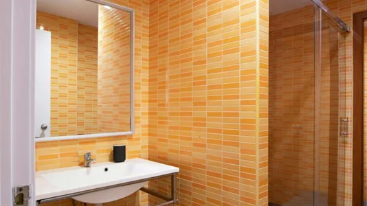 Rooms in Barcelona Ciutat Vella - photo 8