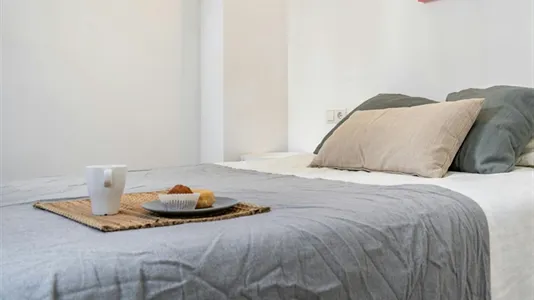 Rooms in Barcelona Ciutat Vella - photo 2