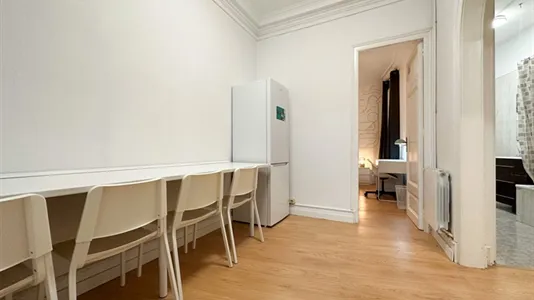 Rooms in Barcelona Ciutat Vella - photo 5