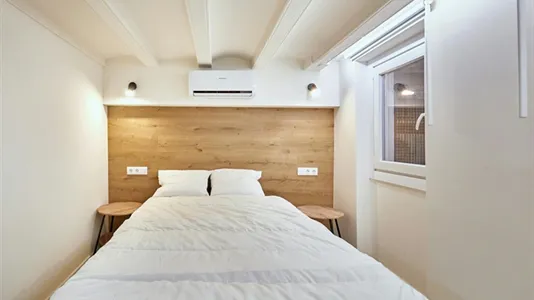 Rooms in Barcelona Ciutat Vella - photo 2