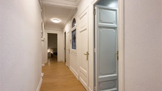 Rooms in Barcelona Ciutat Vella - photo 8