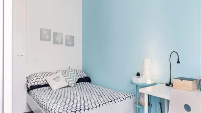 Room for rent in Milano Zona 6 - Barona, Lorenteggio, Milan