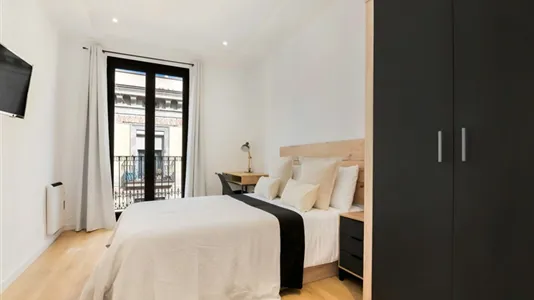 Rooms in Barcelona Ciutat Vella - photo 7