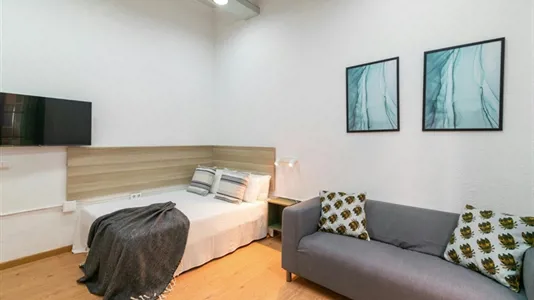 Rooms in Barcelona Ciutat Vella - photo 1