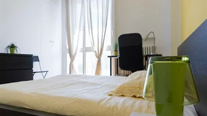 Room for rent in Milano Zona 8 - Fiera, Gallaratese, Quarto Oggiaro, Milan